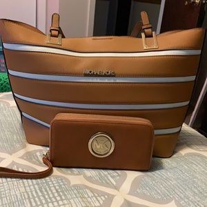Not “authentic” Micheal Kors hand bag and wallet!